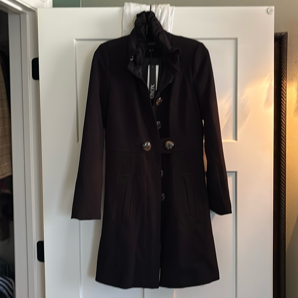 Lovely, black, wool blend washable coat, with ruffled collar. SZ M